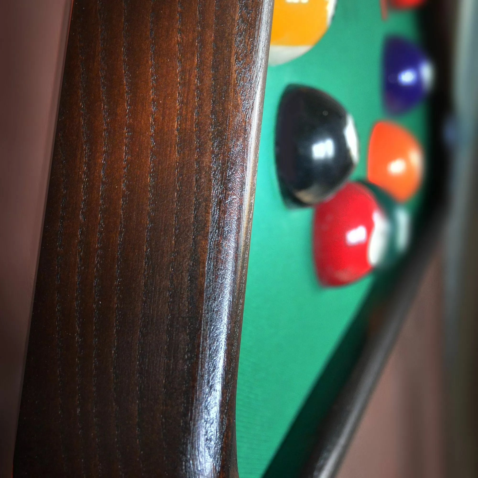 Часы "Треугольник" ясень/сукно